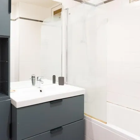 Bright Flat Just A Stone's Throw From Montmartre * פריז