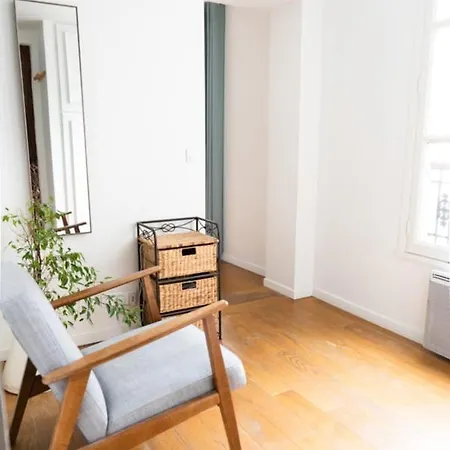 Bright Flat Just A Stone's Throw From Montmartre * פריז